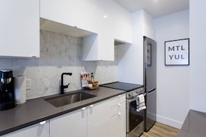 Fridge, oven, stovetop, coffee/tea maker