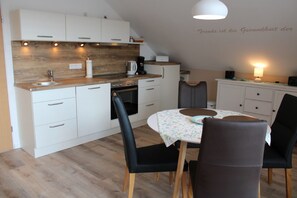 Lejlighed - 2 enkeltsenge | Privat køkken | Køleskab, mikrobølgeovn, ovn, opvaskemaskine