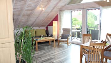 Apartment, 1 Queen-Bett | Wohnbereich | Fernseher