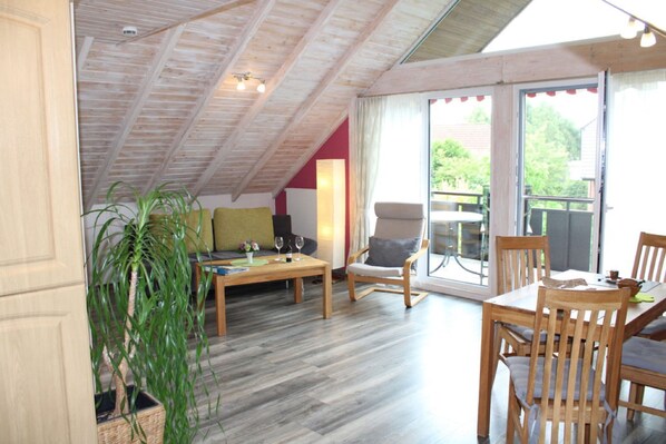 Apartment, 1 Queen-Bett | Wohnbereich | Fernseher