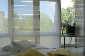 Apartment | Living area | 19-inch TV with cable channels, DVD player - Fewo am Kurpark (Bad Sassendorf)