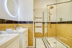 Shower, hair dryer, towels