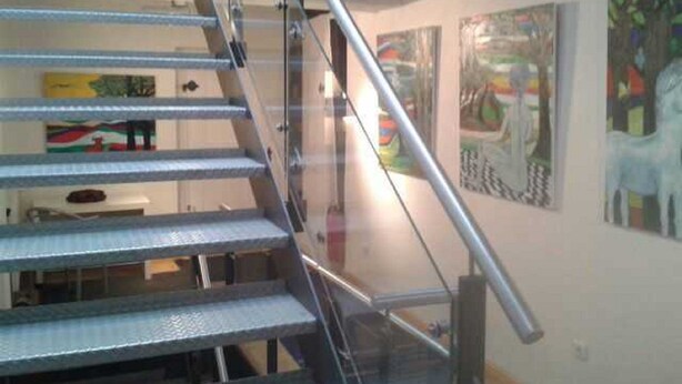 A staircase with metal railings leading to an upper floor. - Historisches Bürgerhaus Coburg (Coburg)