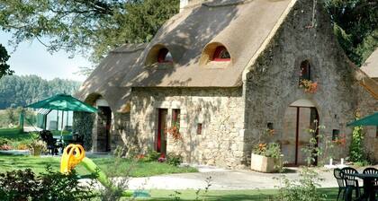 Les CHAUMIERES de KERHOUIDEN Le PUITS 2