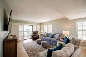 TV, fireplace - Surf & Racquet Club B148 -Pool (Fernandina Beach)