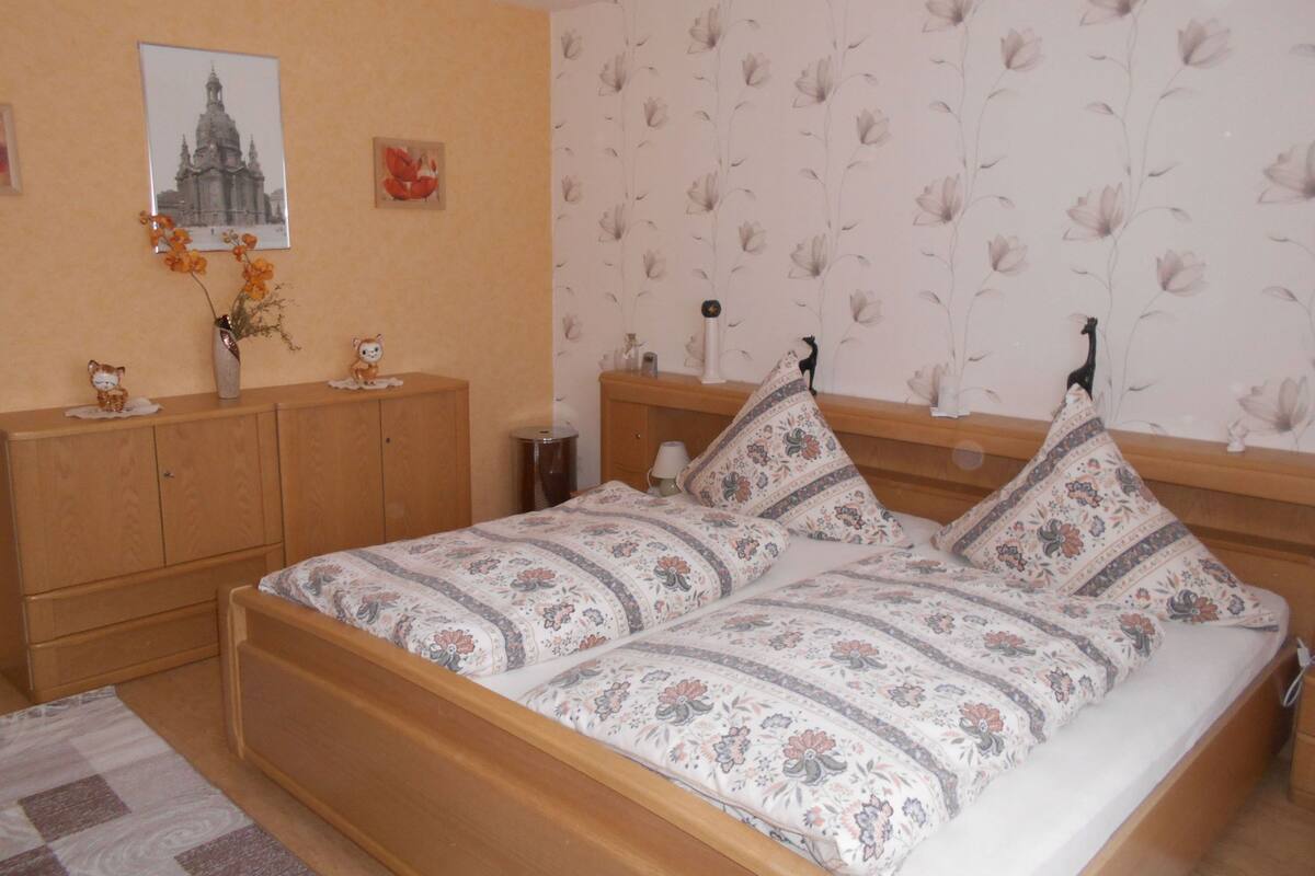 1 bedroom, in-room safe, iron/ironing board, free WiFi