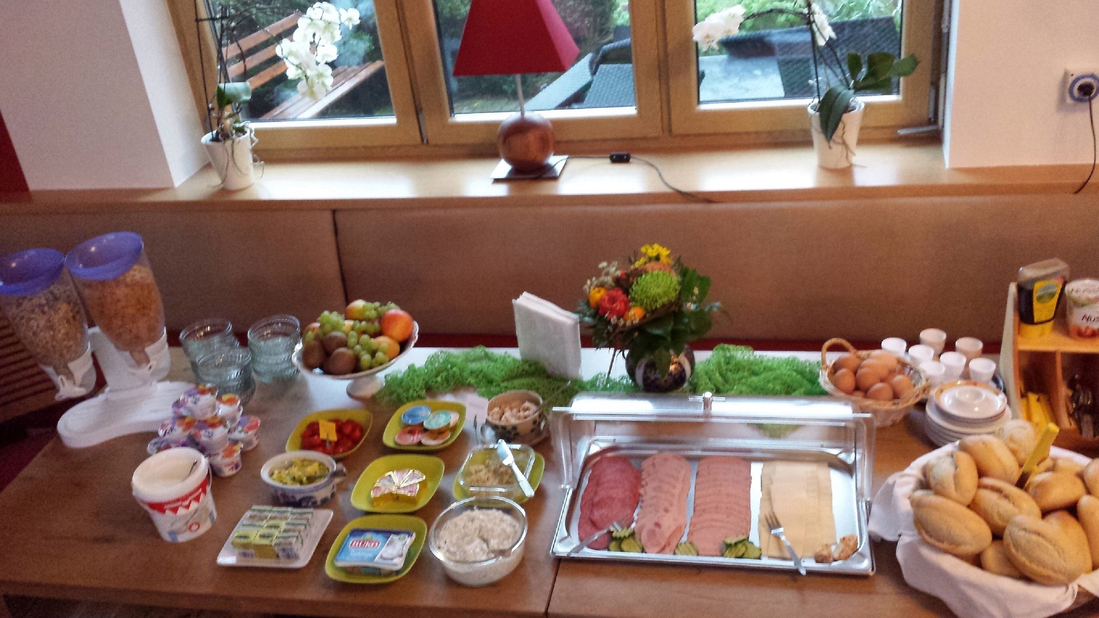 Ein reichhaltiges Buffet mit verschiedenen Speisen und Beilagen.
