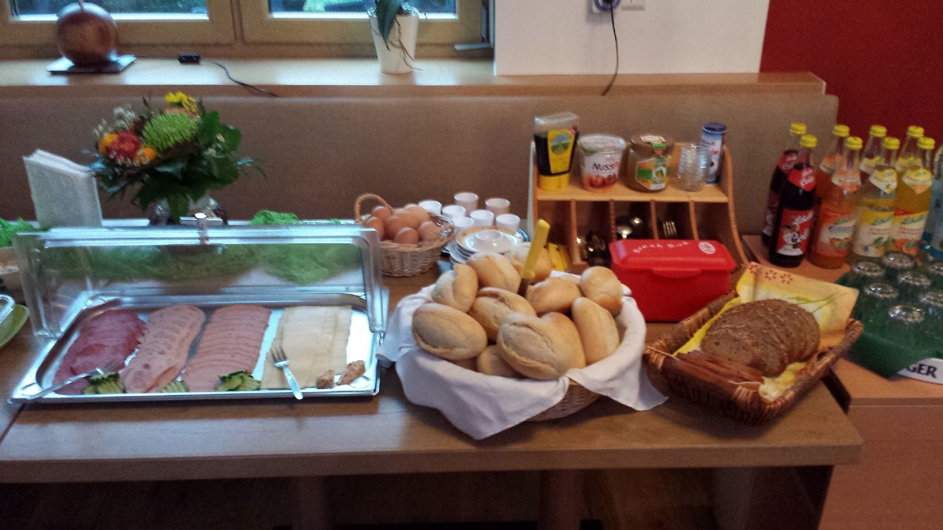 Ein reichhaltiges Buffet mit verschiedenen Speisen und Beilagen.