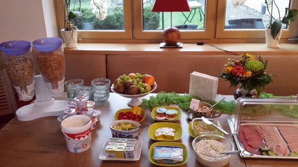 Daily buffet breakfast (EUR 15 per person) - Gasthaus & Pension am Rennsteig (Sonneberg)