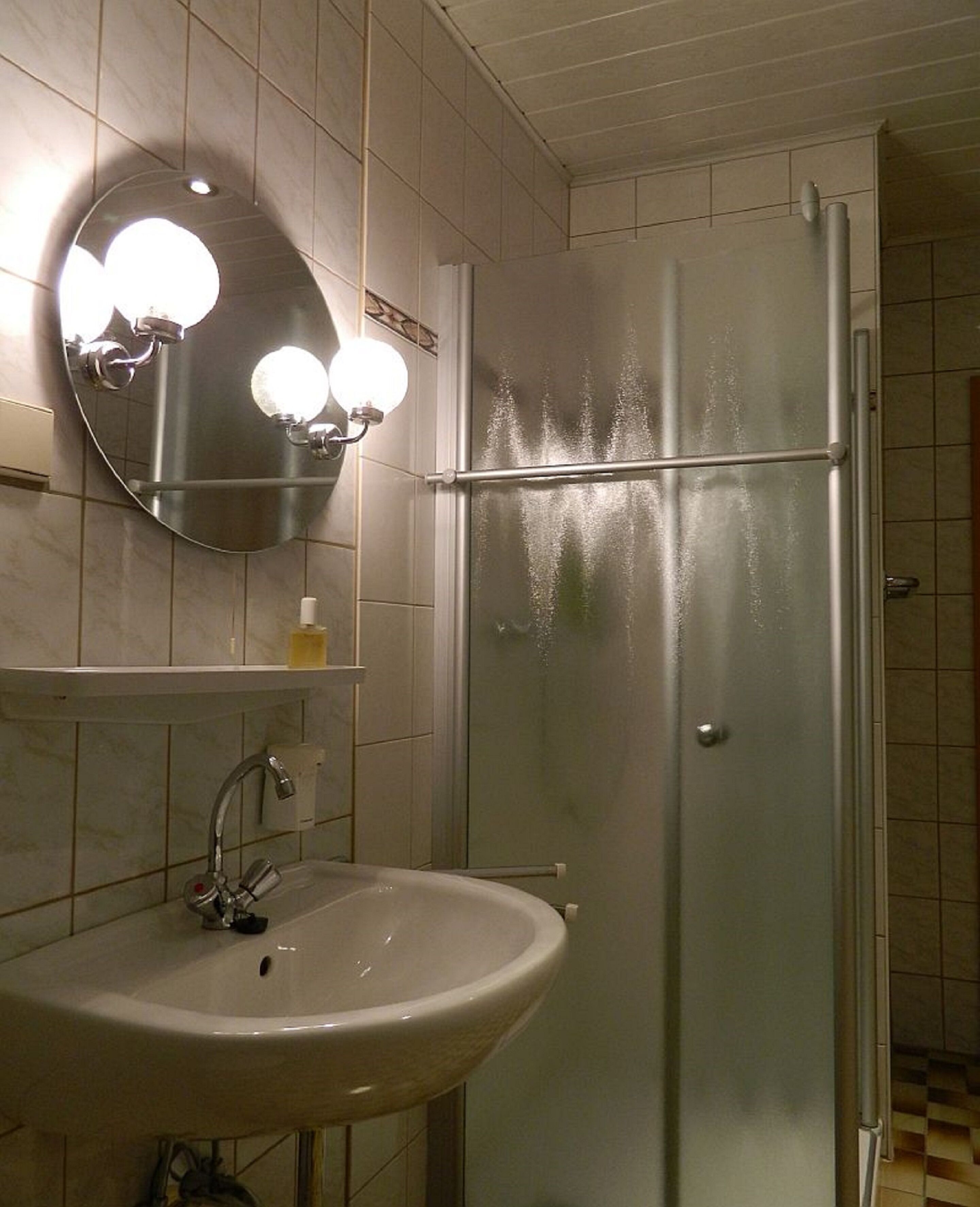 Badkamer met wastafel