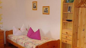 Twin Room | Free WiFi, bed sheets