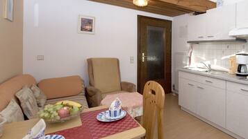 Apartment, Balcony | Private kitchen | Electric kettle