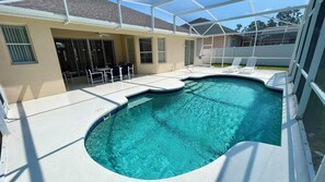 Piscine chauffée, chaises longues