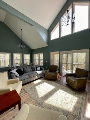 Una Smart TV, una chimenea, un reproductor de DVD, un futbolín