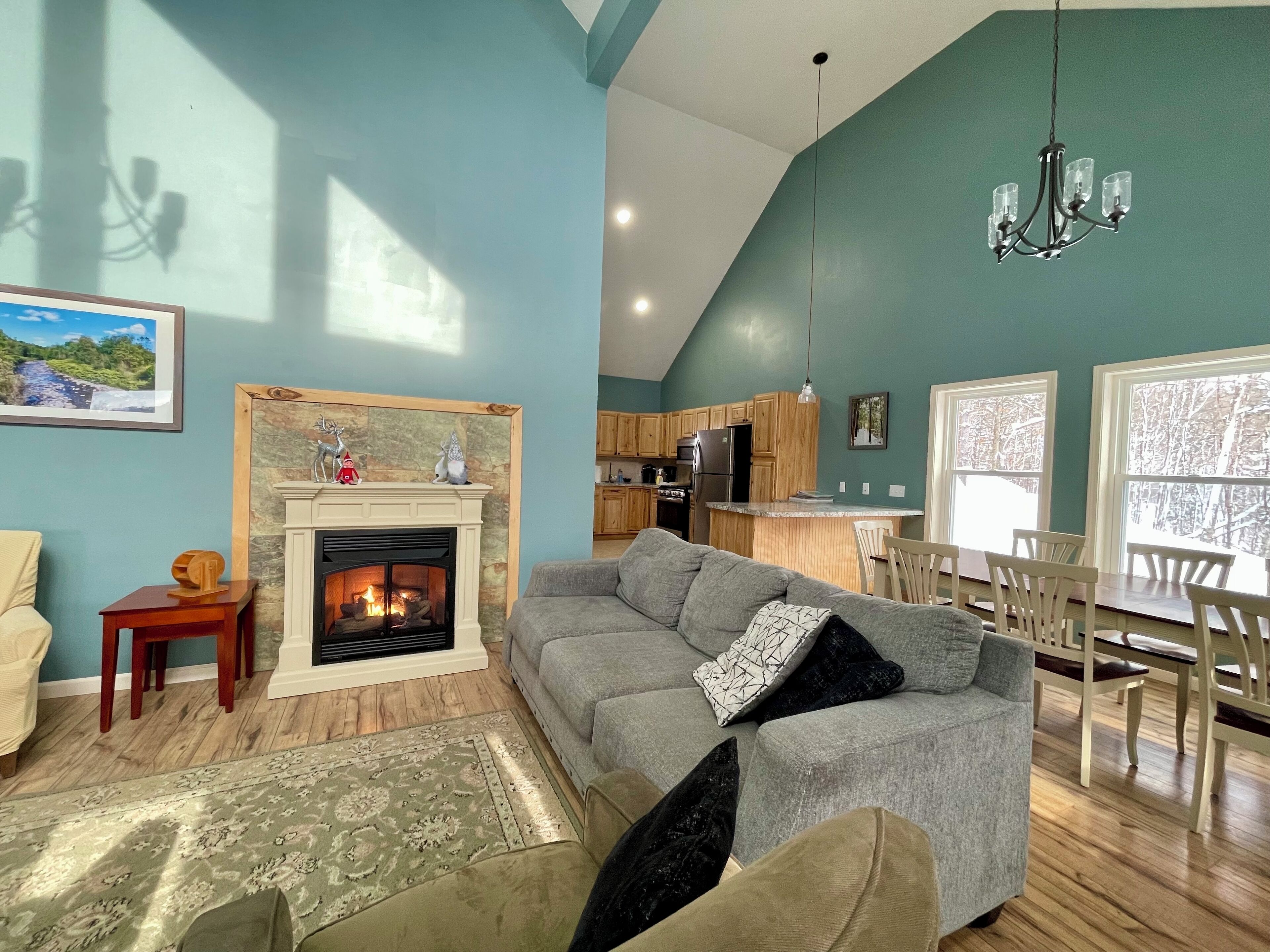 TV connectée, cheminée, lecteur de DVD, baby-foot