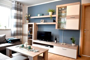 Condo, sân hiên | Khu phòng khách | TV 42-inch có truyền hình vệ tinh, đầu đĩa DVD 