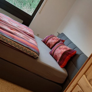 Apartment, Terrasse | 2 Schlafzimmer, Bügeleisen/Bügelbrett, kostenloses WLAN, Bettwäsche