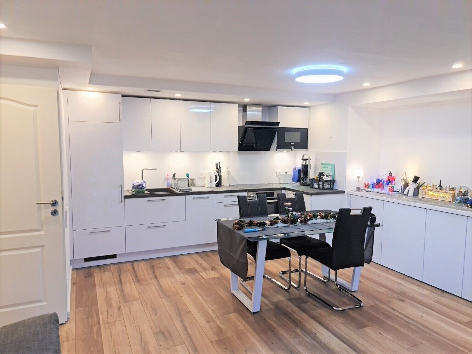 Apartment | Eigene Küche | Mikrowelle, Ofen, Geschirrspüler, Kochgeschirr/Geschirr/Besteck