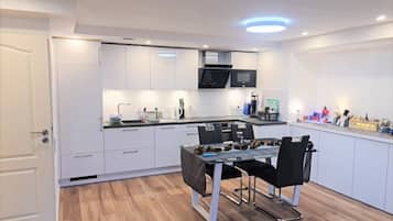 Apartment | Eigene Küche | Mikrowelle, Ofen, Geschirrspüler, Kochgeschirr/Geschirr/Besteck