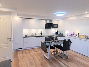 Condo | Cuisine privée | Four à micro-ondes, un four, lave-vaisselle, vaisselle et ustensiles