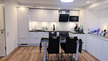Apartment | Eigene Küche | Mikrowelle, Ofen, Geschirrspüler, Kochgeschirr/Geschirr/Besteck