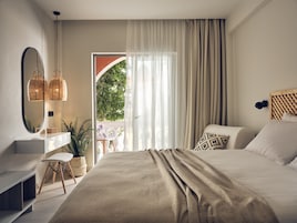 Deluxe Studio | Egyptian cotton sheets, premium bedding, pillowtop beds, free minibar