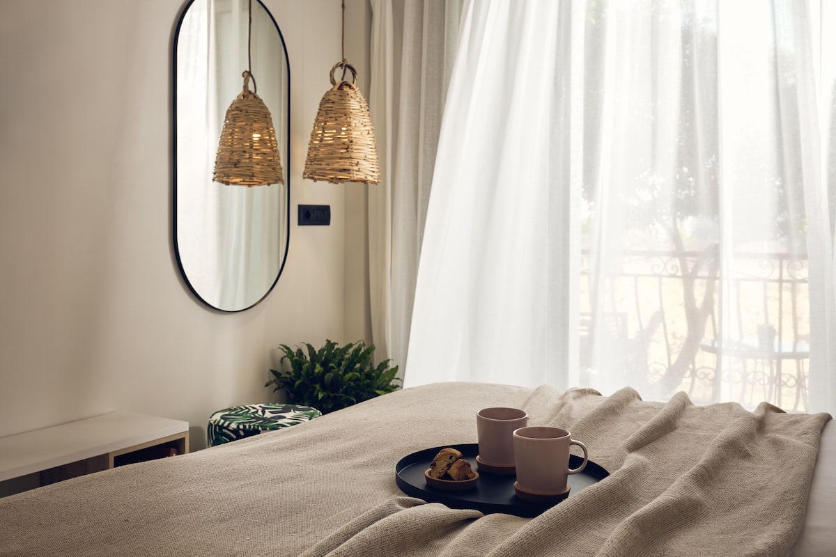 Standard Studio | Egyptian cotton sheets, premium bedding, pillowtop beds, free minibar