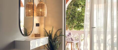 Deluxe Studio | Egyptian cotton sheets, premium bedding, pillowtop beds, free minibar