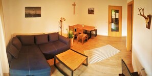 Huoneisto, 2 makuuhuonetta, parveke | Oleskelualue | 42–tuumainen televisio, jossa satelliittikanavat