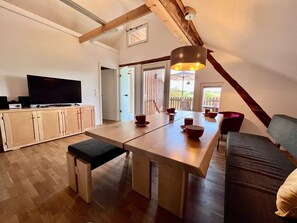 Apartment, Balkon | Wohnbereich | Flachbildfernseher