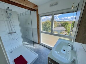 Departamento, balcón | Baño | Secadora de cabello, toallas, jabón, papel de baño 