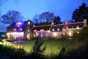 Exterior - THE CHAUMIERES de KERHOUIDEN - THE OVEN (Baud - Morbihan)