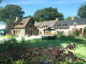 Exterior - THE CHAUMIERES de KERHOUIDEN - THE OVEN (Baud - Morbihan)