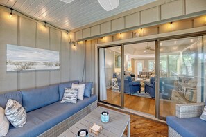 Älytelevisio, DVD-soitin, kirjoja