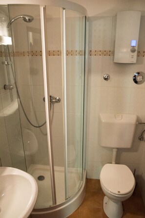Apartamento, 1 quarto | Banheiro | Chuveiro, secador de cabelo, toalhas de banho 