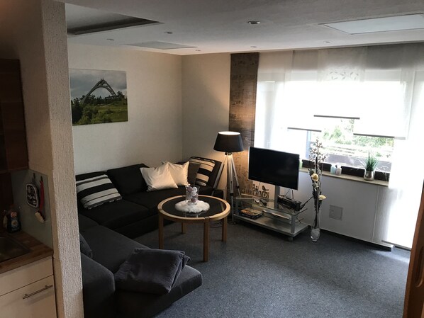 Apartment, 1 Schlafzimmer | Wohnbereich | 42-Zoll-Fernseher mit Satellitenempfang, DVD-Player