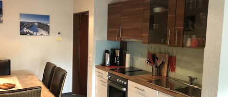 Apartment, 1 Schlafzimmer | Eigene Küche | Kühlschrank, Mikrowelle, Ofen, Geschirrspüler