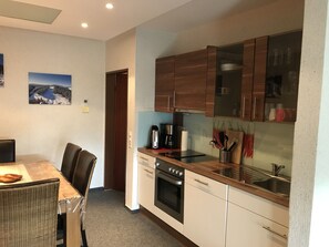 Apartamento, 1 quarto | Cozinha privada | Geladeira, micro-ondas, fogão, lava-louças