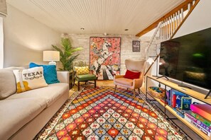 TV, offices - The Stanley | SoCo Estate + Pool + Pet OK (Austin)