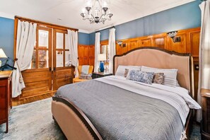 5 bedrooms, iron/ironing board, WiFi, bed sheets - The Stanley | SoCo Estate + Pool + Pet OK (Austin)