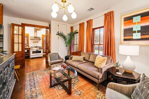 TV, offices - The Stanley | SoCo Estate + Pool + Pet OK (Austin)