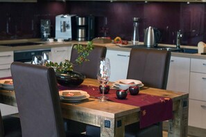 Penthouse Cao cấp | Khu vực ăn uống tại phòng