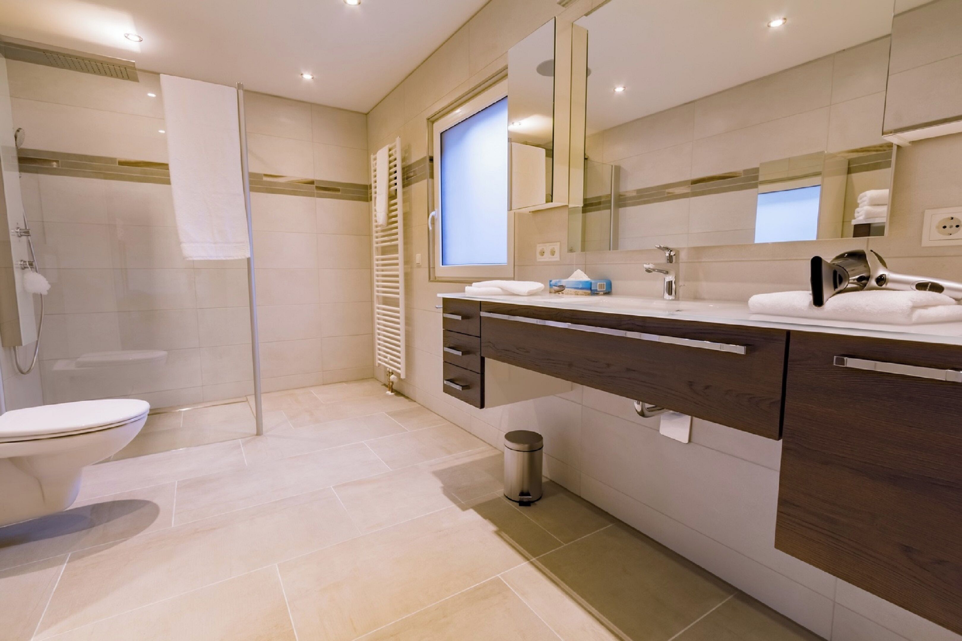 Penthouse Mewah | Kamar mandi | Shower, pengering rambut, jubah mandi, dan handuk
