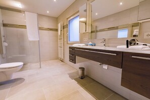 Luxury Penthouse | Bathroom | Shower, hair dryer, bathrobes, towels - Penthouse Tauberblick (Tauberbischofsheim)