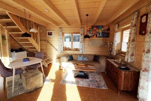 Chalet | Zona de estar | Una televisión de pantalla plana
