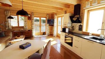 Chalet | Private kitchen | Fridge, microwave, stovetop, dishwasher