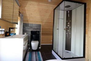 Chalet | Bathroom | Separate tub and shower, hair dryer, towels - Chalet Fuchsberg (Mauth)