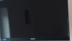 Un televisor de pantalla plana montado en la pared.