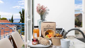 Daily to-go breakfast (EUR 17 per person)