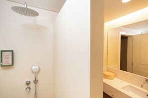 Deluxe Apartment, 1 Bedroom | Bathroom | Shower, rainfall showerhead, designer toiletries, hair dryer - Hermitage Castelo - Casa Saint Jorge (Lisbon)